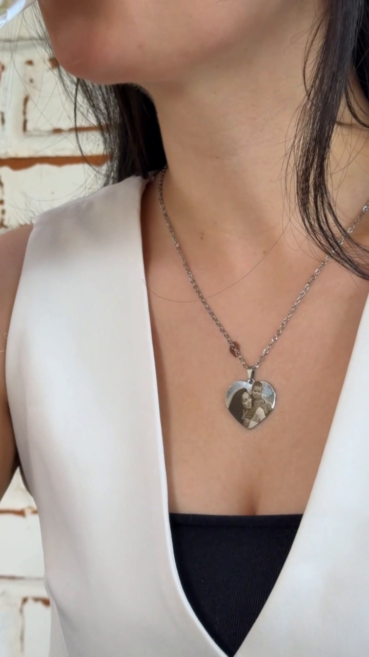 Colar com pingente de coração personalizado com foto em uso